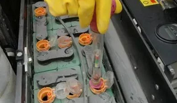 90%的人竟然不知道，，，，叉车蓄电池要加水？？？？？